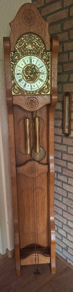 Een staande klok van eikenhout, Ophalen