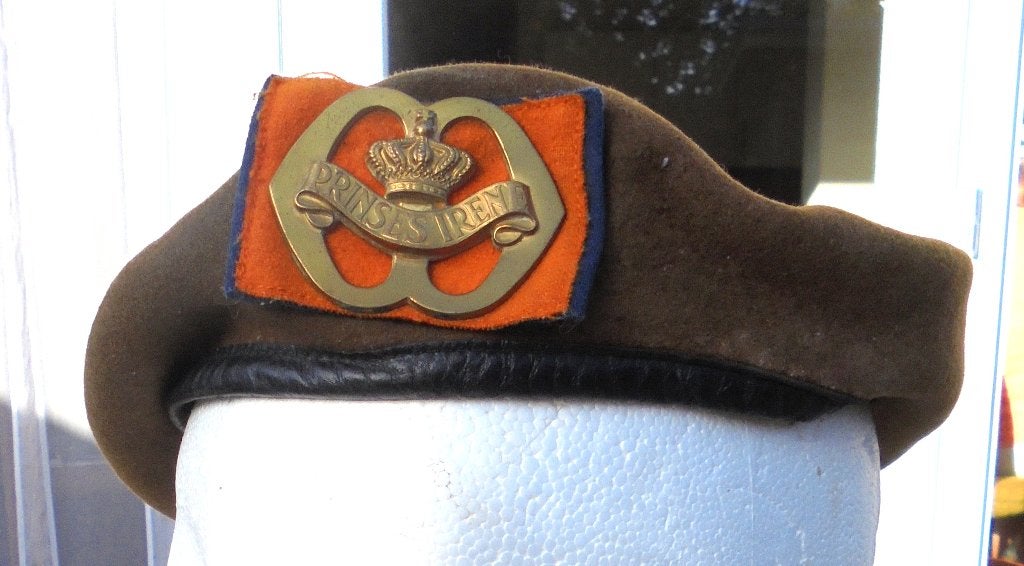 Originele Nederlandse Baret Garderegiment Prinses Irene., Verzamelen, Ophalen of Verzenden, Landmacht, Nederland, Helm of Baret