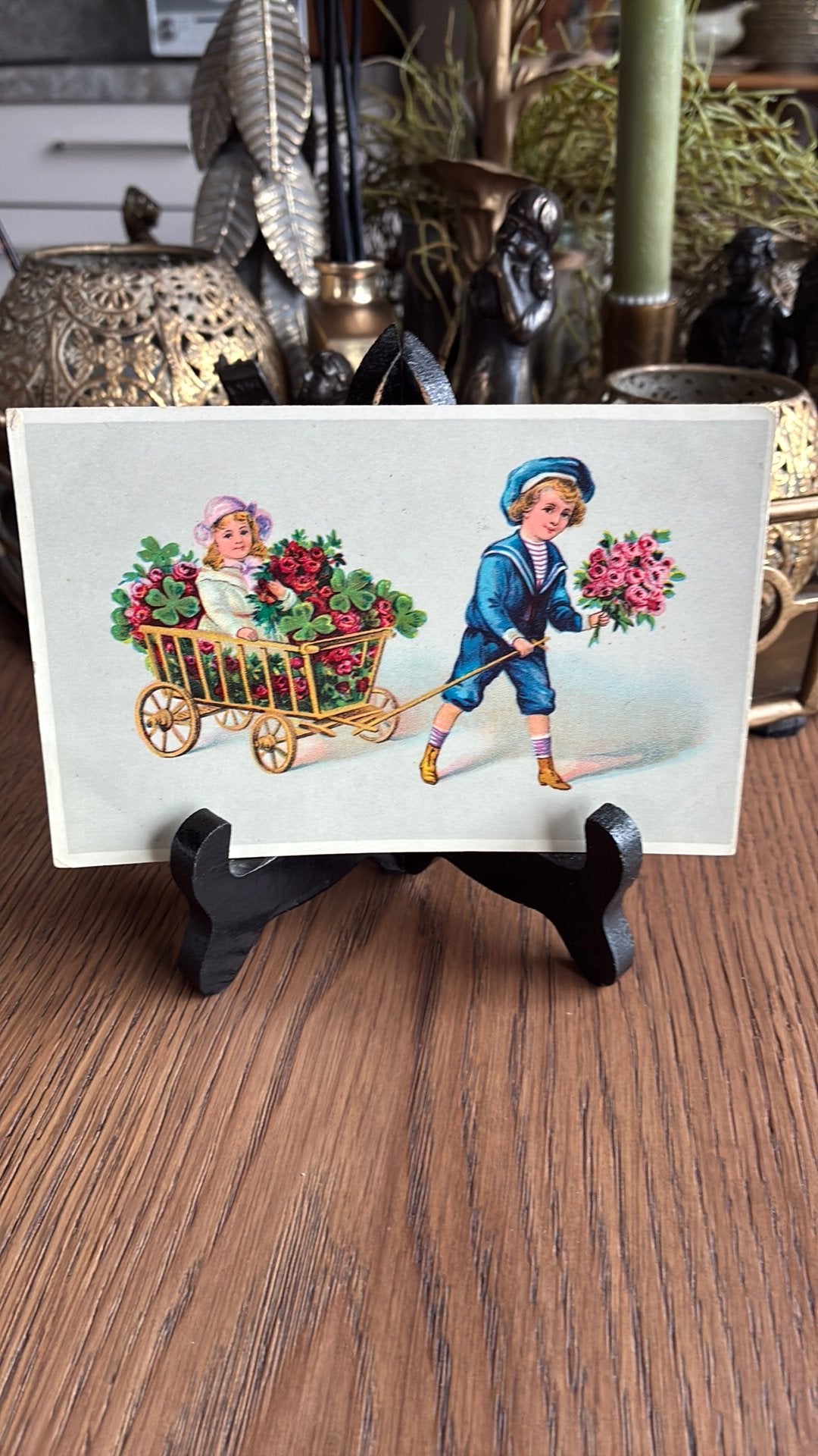 Jongen in matrozenpakje trek kar met meisje en bloemen., Ophalen of Verzenden, Voor 1920, Kinderen