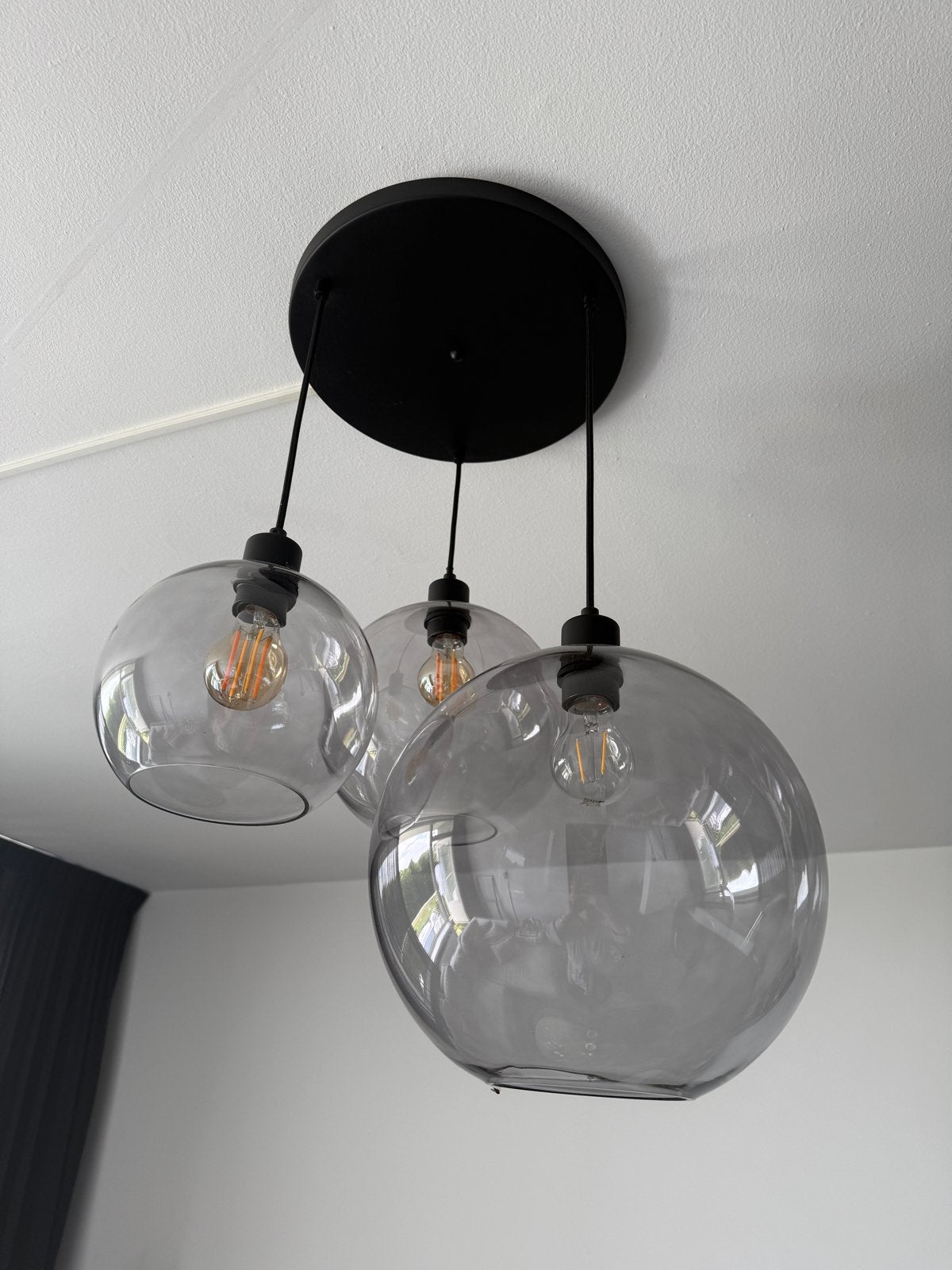 Moderne hanglamp met 3 glazen bollen, Huis en Inrichting, Lampen | Hanglampen, Ophalen, Zo goed als nieuw, Glas, E27 (groot)