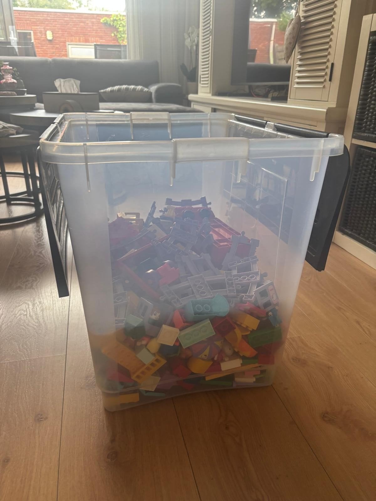 Grote doos vol met Duplo blokken en treinrails, Ophalen