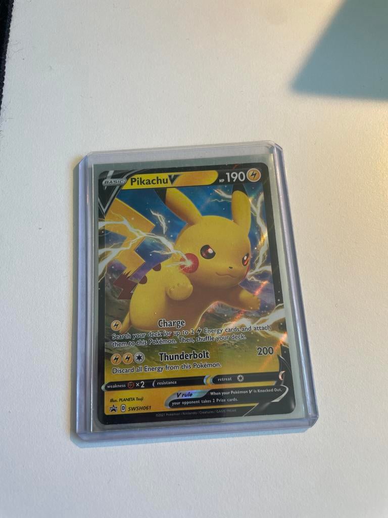 Pikachu V Pokémon kaart SWSH061, Verzenden, Gebruikt, Losse kaart, Foil