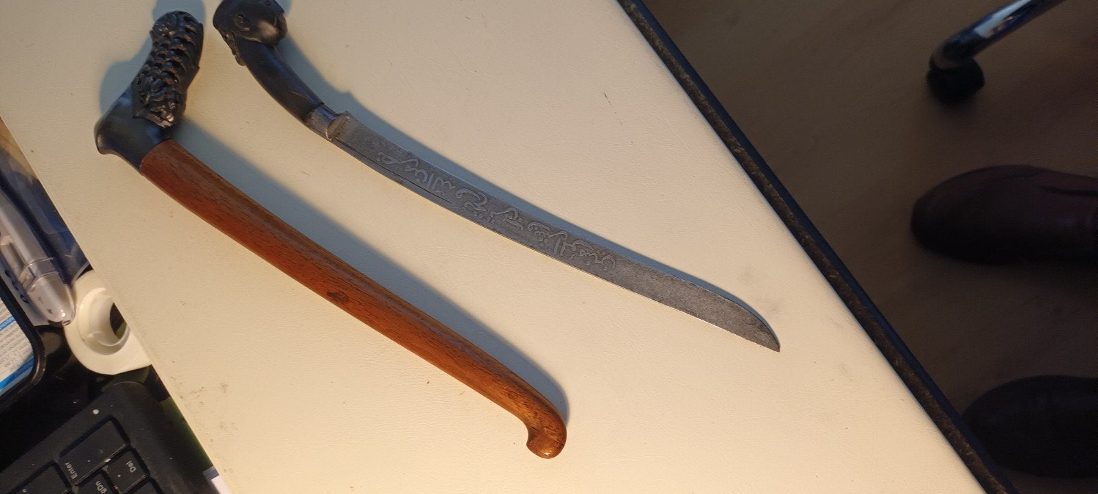 Decoratieve dolk met houten schede en bewerkt handvat, Ophalen of Verzenden, Gebruikt
