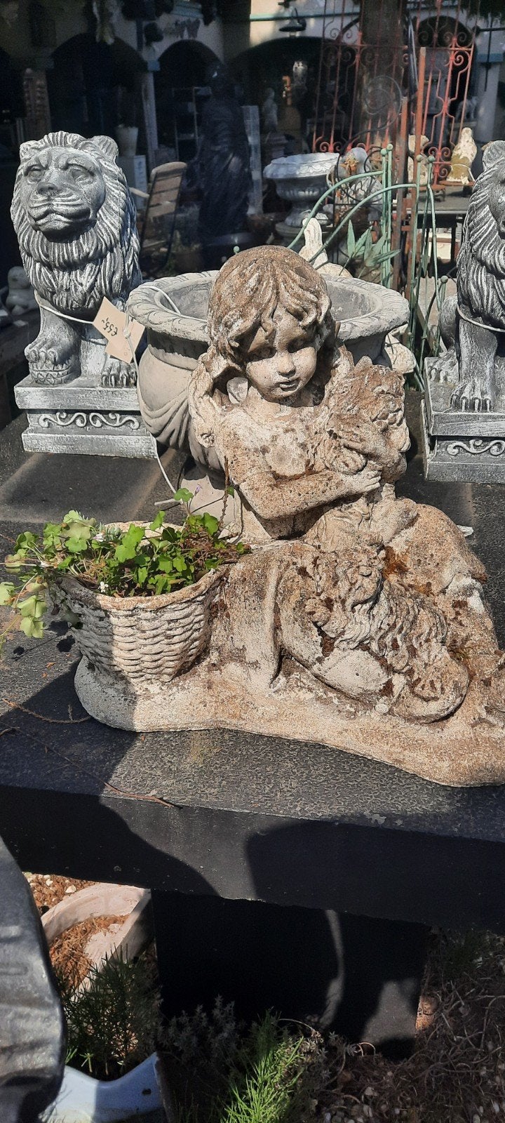 Vintage betonnen beeld van meisje met bloemenmand, Tuin en Terras, Ophalen, Gebruikt, Beton, Mensenbeeld