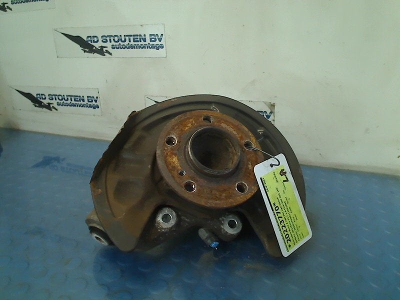 Fusee Links Achter Mercedes-Benz A (W176) (2012-06/2014-10), Gebruikt, Mercedes-Benz AG, Mercedes-Benz, Mercedesstraße 120, Stuttgart 70372, , Duitsland