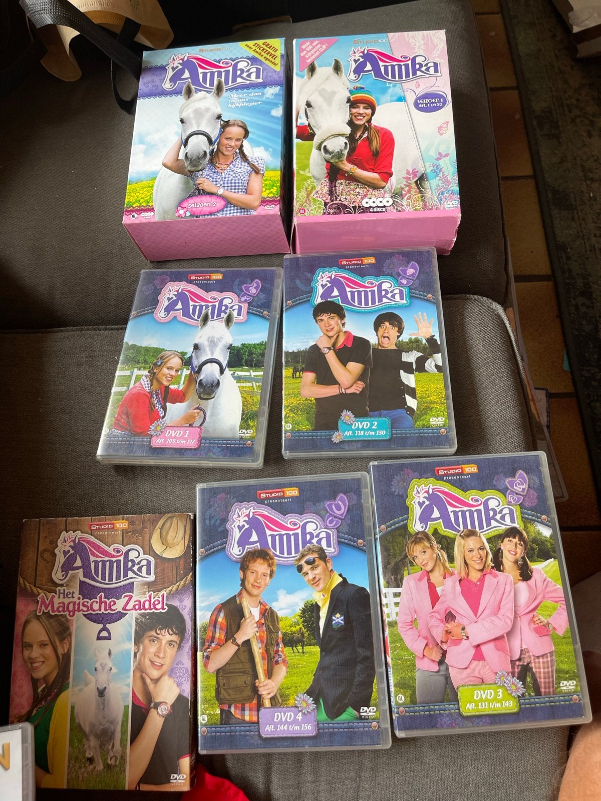 Amika DVD 1-3 en Het Magische Zadel - Complete Collectie, Gebruikt, Verzamelbox, Alle leeftijden, Familie