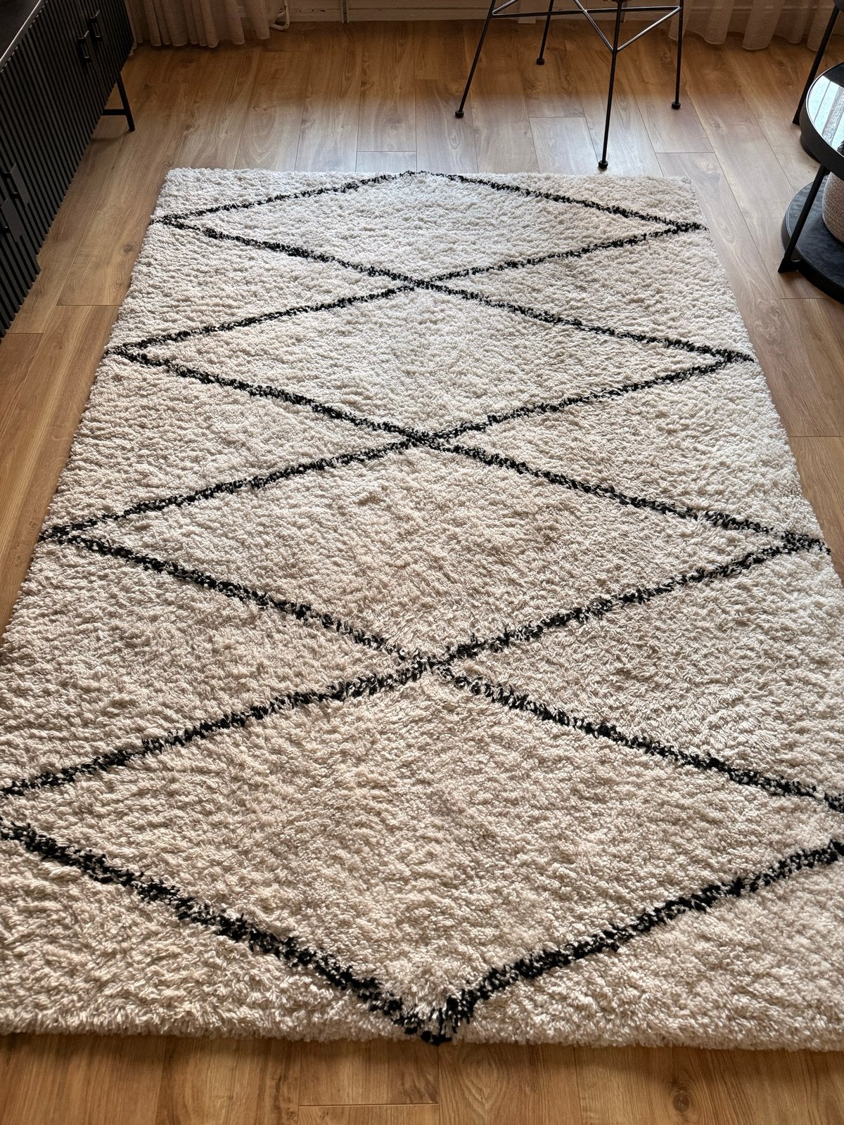 Crèmekleurig vloerkleed met zwart ruitpatroon, Ophalen, 150 tot 200 cm, 200 cm of meer, Zo goed als nieuw