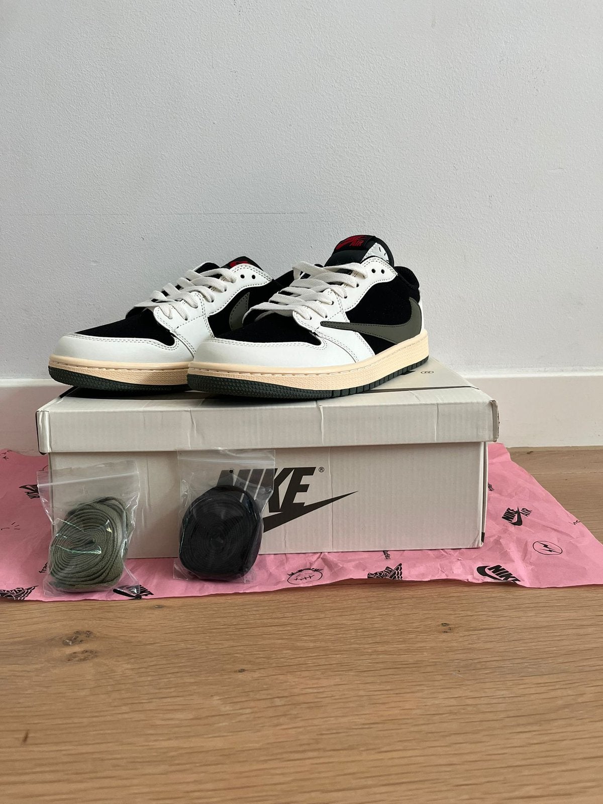 Nike x Travis Scott Sneakers Maat 40 Nieuw Authentiek, Zwart, Nieuw, Ophalen of Verzenden, Sneakers of Gympen