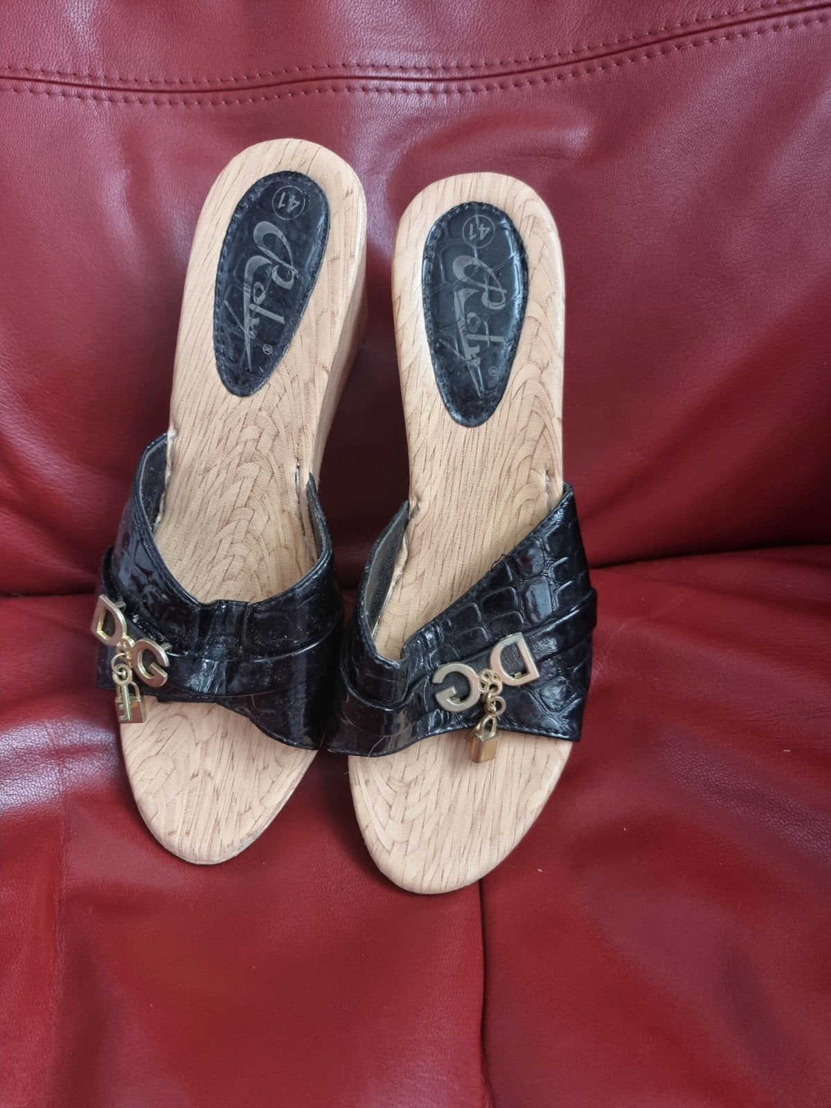 Zwarte slippers met hak en gouden details - Maat 41, Kleding | Dames, Schoenen, Ophalen of Verzenden, Zo goed als nieuw, Zwart