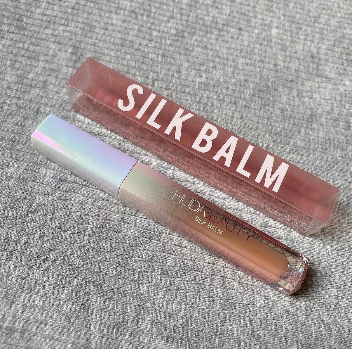 Huda beauty Silk Balm Hydrating and Nourishing Lip Balm, Lippen, Nieuw, Ophalen of Verzenden, Make-up