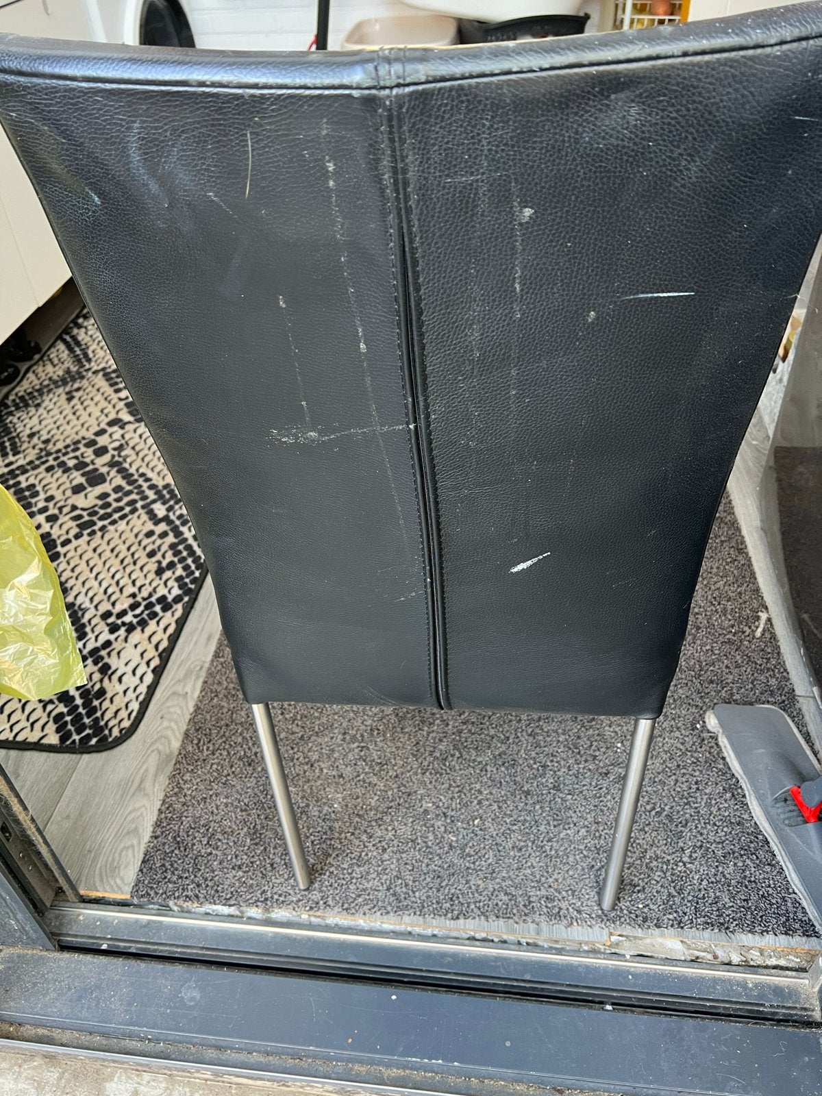 Zwarte eetkamerstoel met metalen poten, Gebruikt, Zwart, Leer, Ophalen of Verzenden