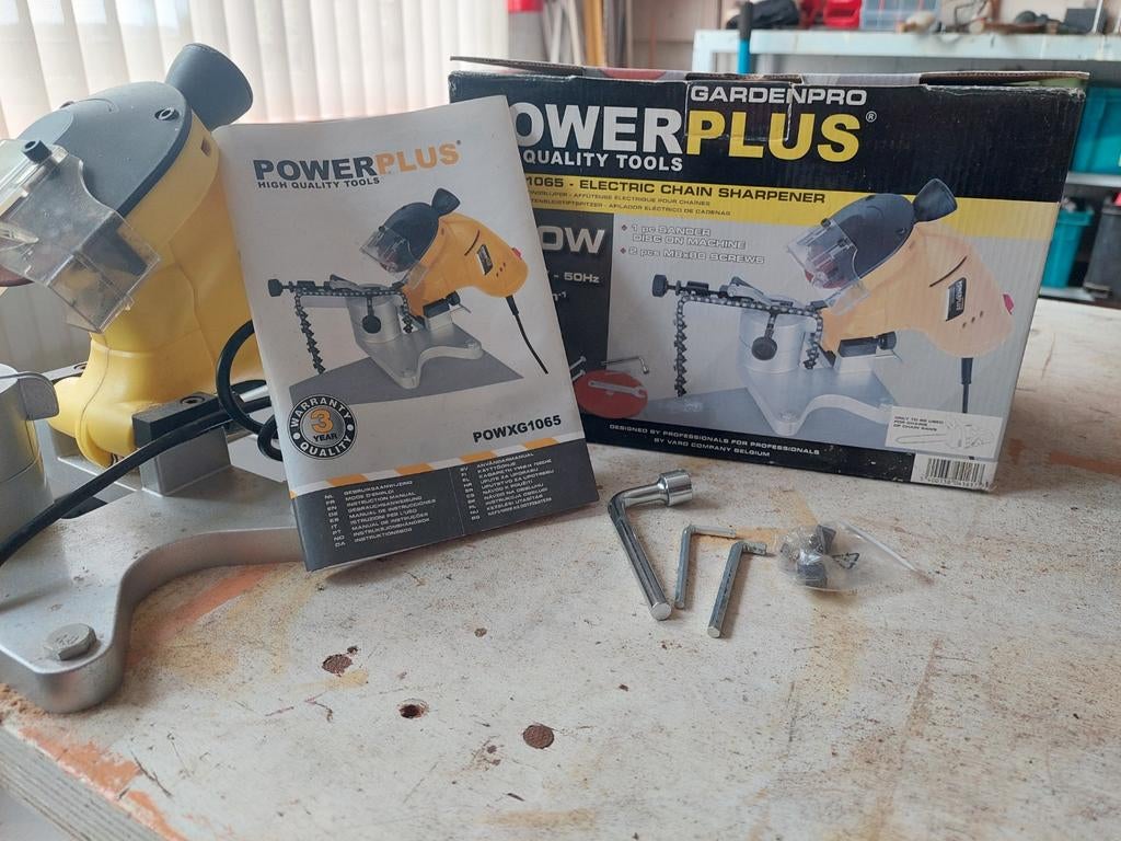 Powerplus POWXG1065 Elektrische Kettingzaagslijper, Doe-het-zelf en Verbouw, Ophalen of Verzenden, Zo goed als nieuw, Minder dan 700 watt