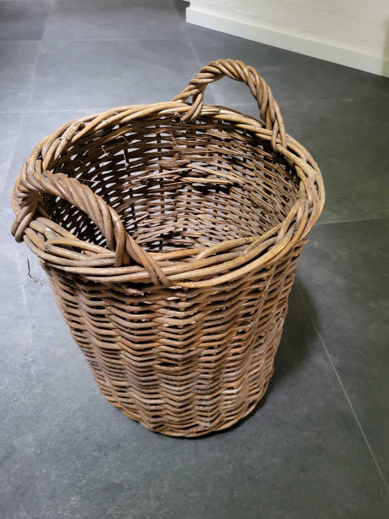 VINTAGE Rieten mand - Rotan, Huis en Inrichting, Woonaccessoires | Schalen en Manden, Mand, Rond, Ophalen of Verzenden, Zo goed als nieuw