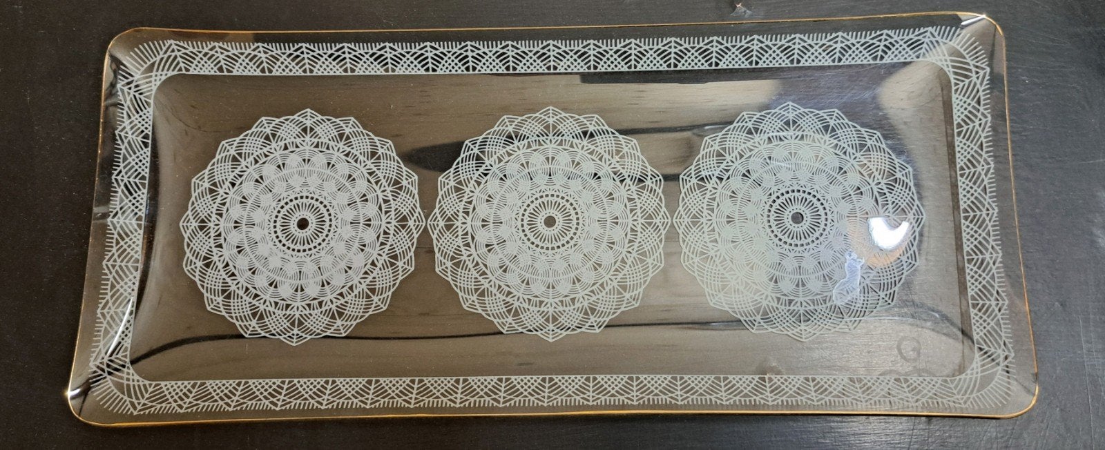 Cakeschaal - flinterdun - met kant-decor, Antiek en Kunst, Antiek | Glas en Kristal, Ophalen of Verzenden