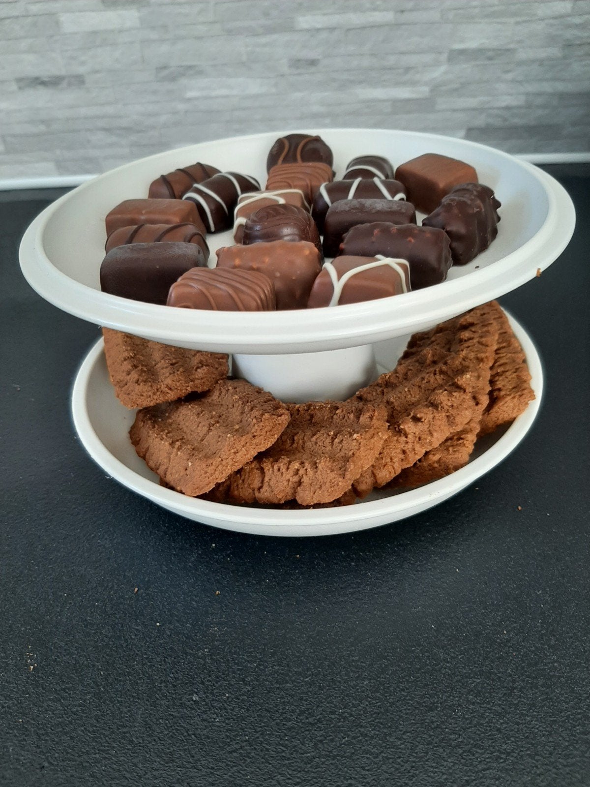 tupperware etagere presenteren taartjes koekjes bonbons enz, Ophalen of Verzenden, Zo goed als nieuw, Crème, Overige typen