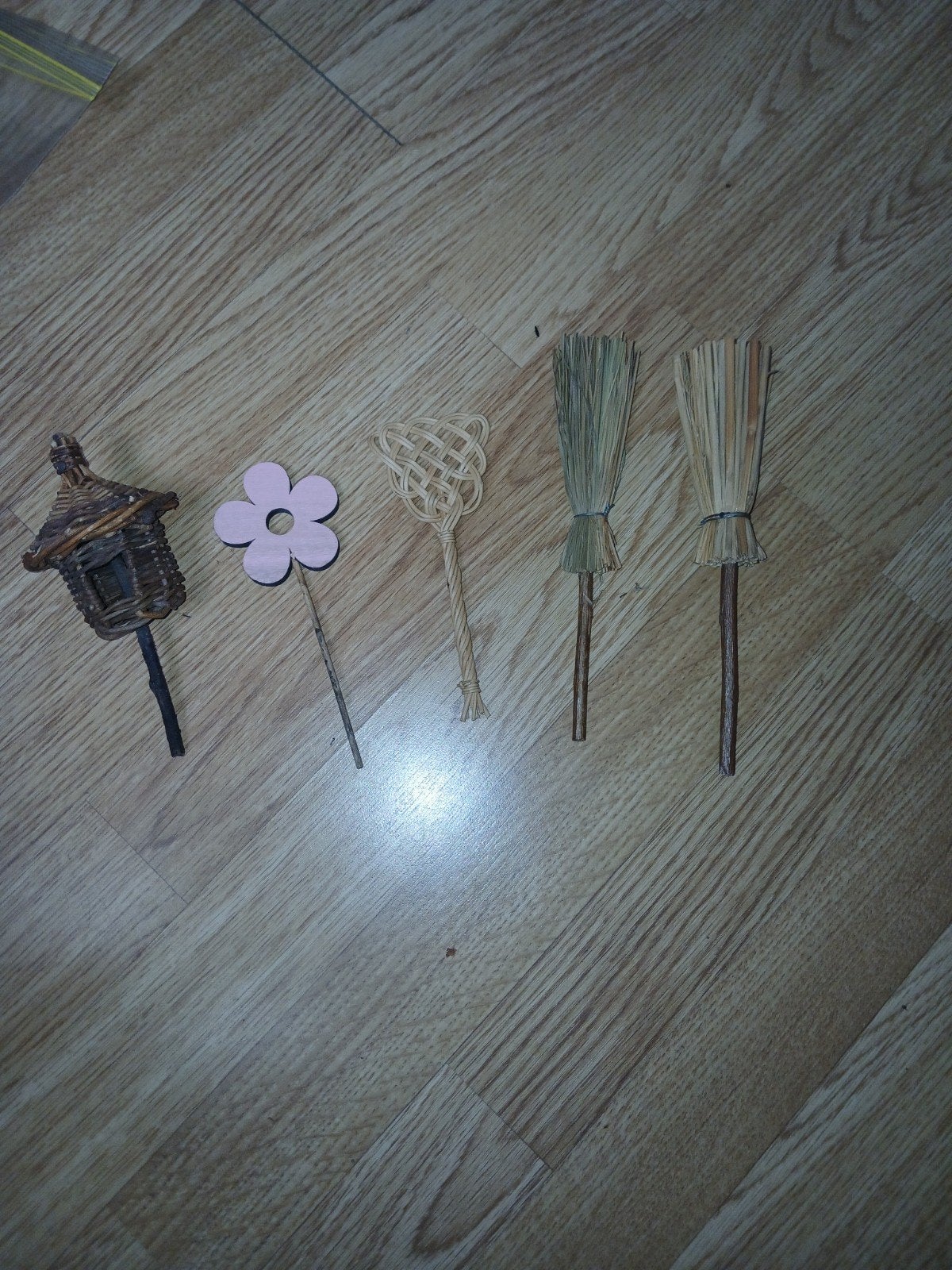 Miniatuur decoratie set: bezems, bloem, vogelhuisje, Hobby en Vrije tijd, Ophalen of Verzenden, Gebruikt