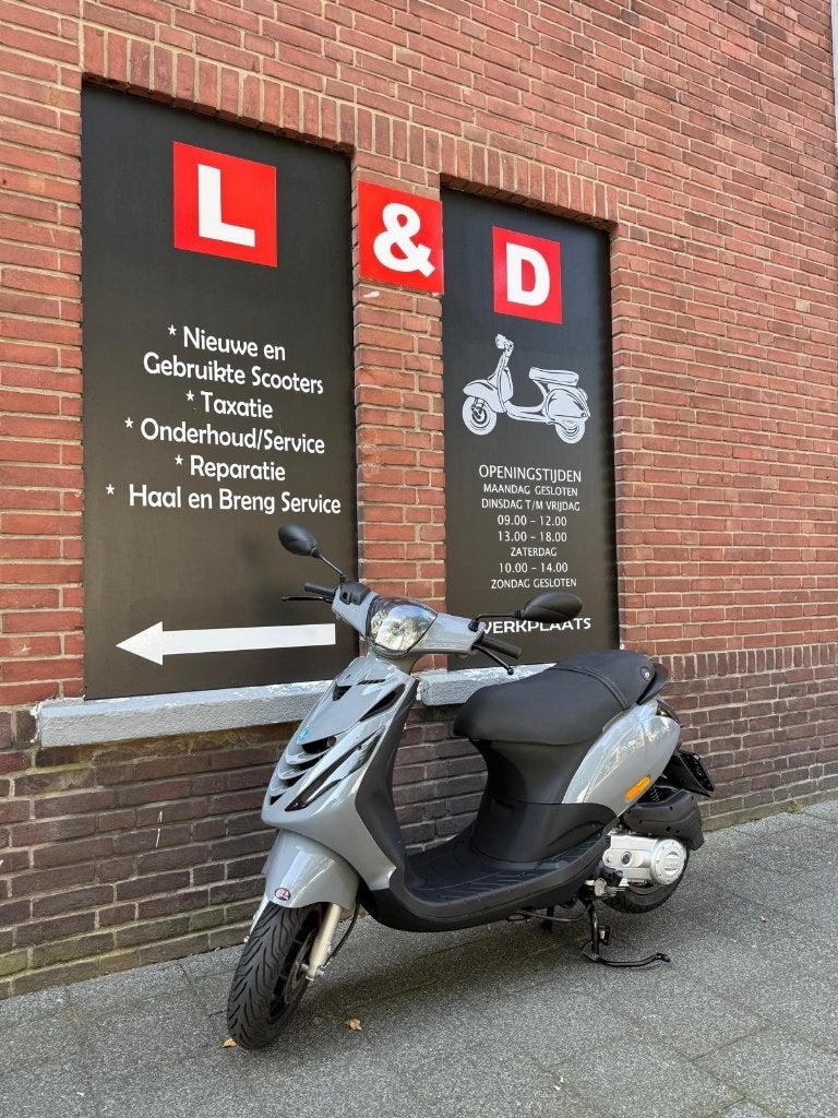 Te Koop Piaggio zip ( blauw kenteken ), Ophalen, Piaggio Zip, Zo goed als nieuw, Maximaal 25 km/u