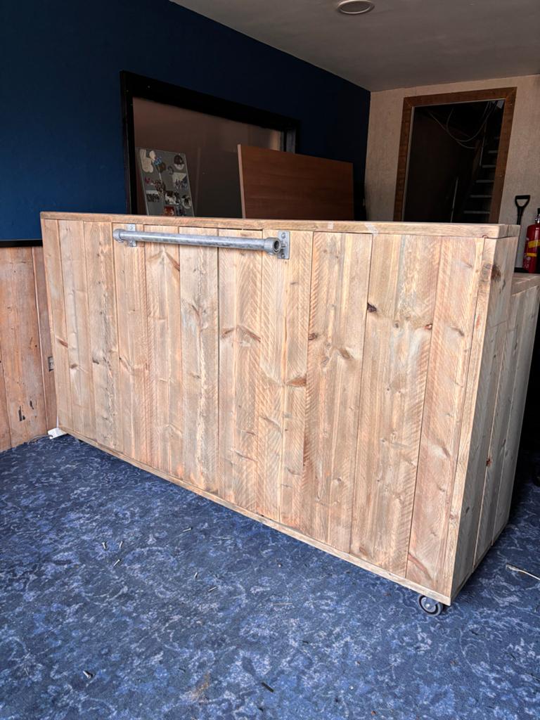 Complete Winkel Inrichting: Kassa, Rekken, Kledingrekken, Ophalen