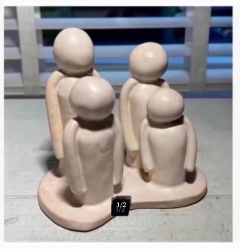 Prachtige beeldje gezin, vader moeder 2 kinderen 10x10x7 cm, Verzamelen, Beelden en Beeldjes, Ophalen of Verzenden, Zo goed als nieuw
