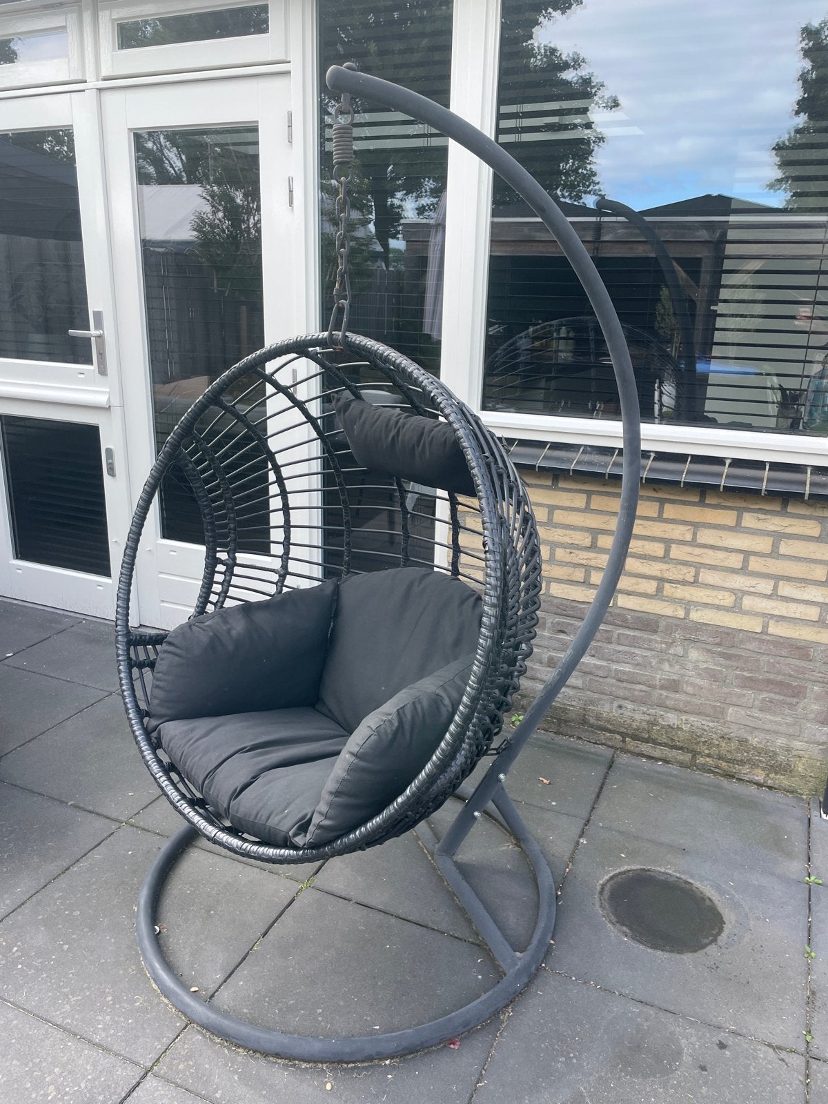 Comfortabele zwarte hangstoel met standaard, Tuin en Terras, Ophalen, Gebruikt, Wicker