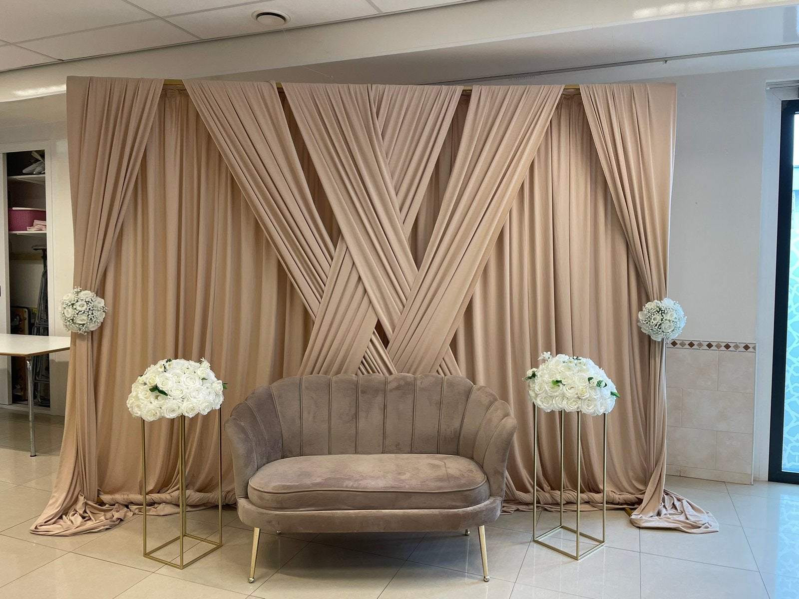 Backdrop vlechtgordijn beige met bankje en bloemen, Hobby en Vrije tijd, Feestartikelen | Verhuur, Ophalen, Geboorte of Huwelijk