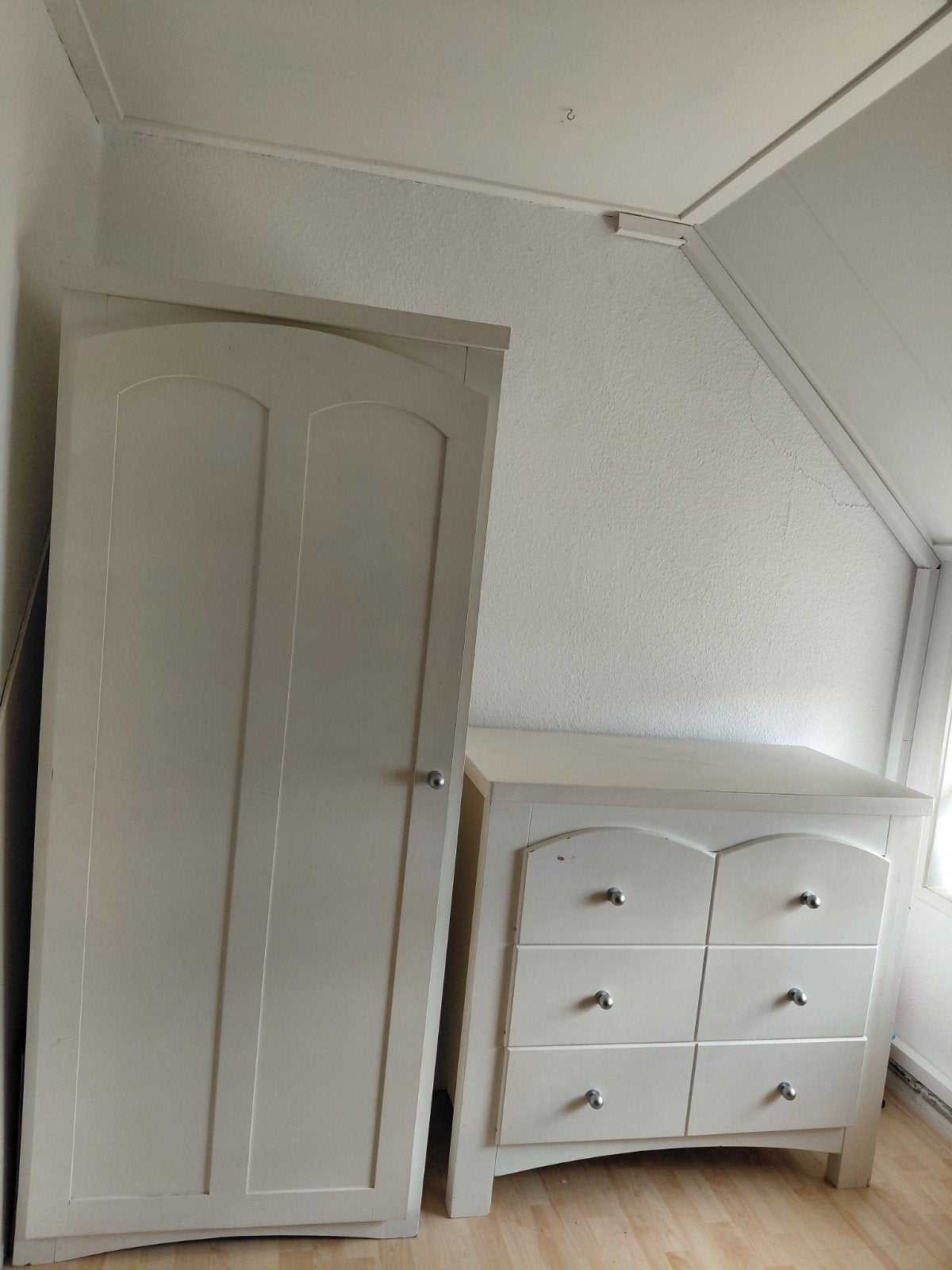 Witte commode met 3 lades en bijpassende kast, Kinderen en Baby's, Kinderkamer | Commodes en Kasten, Ophalen, Gebruikt, 50 tot 70 cm