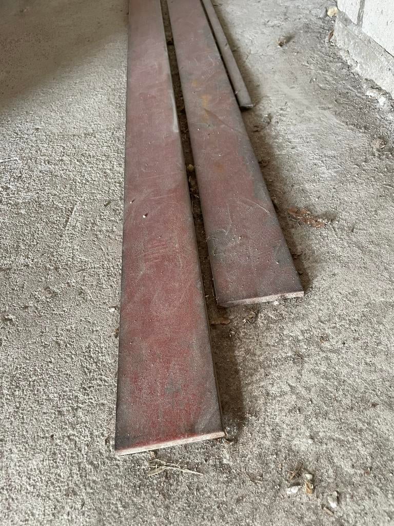 2 St PLAT IJZER 6 mtr x8 br x 1 dik gecoat, Doe-het-zelf en Verbouw, Metalen, Ophalen of Verzenden, Zo goed als nieuw, IJzer