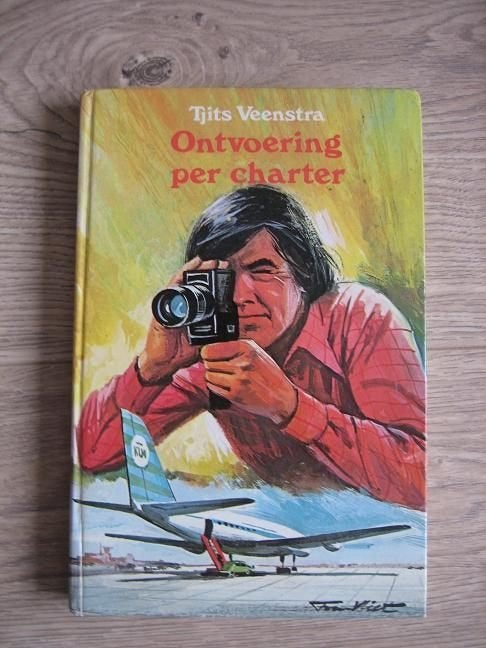 "Ontvoering per charter" van Tjits Veenstra, Boeken, Ophalen of Verzenden, Zo goed als nieuw