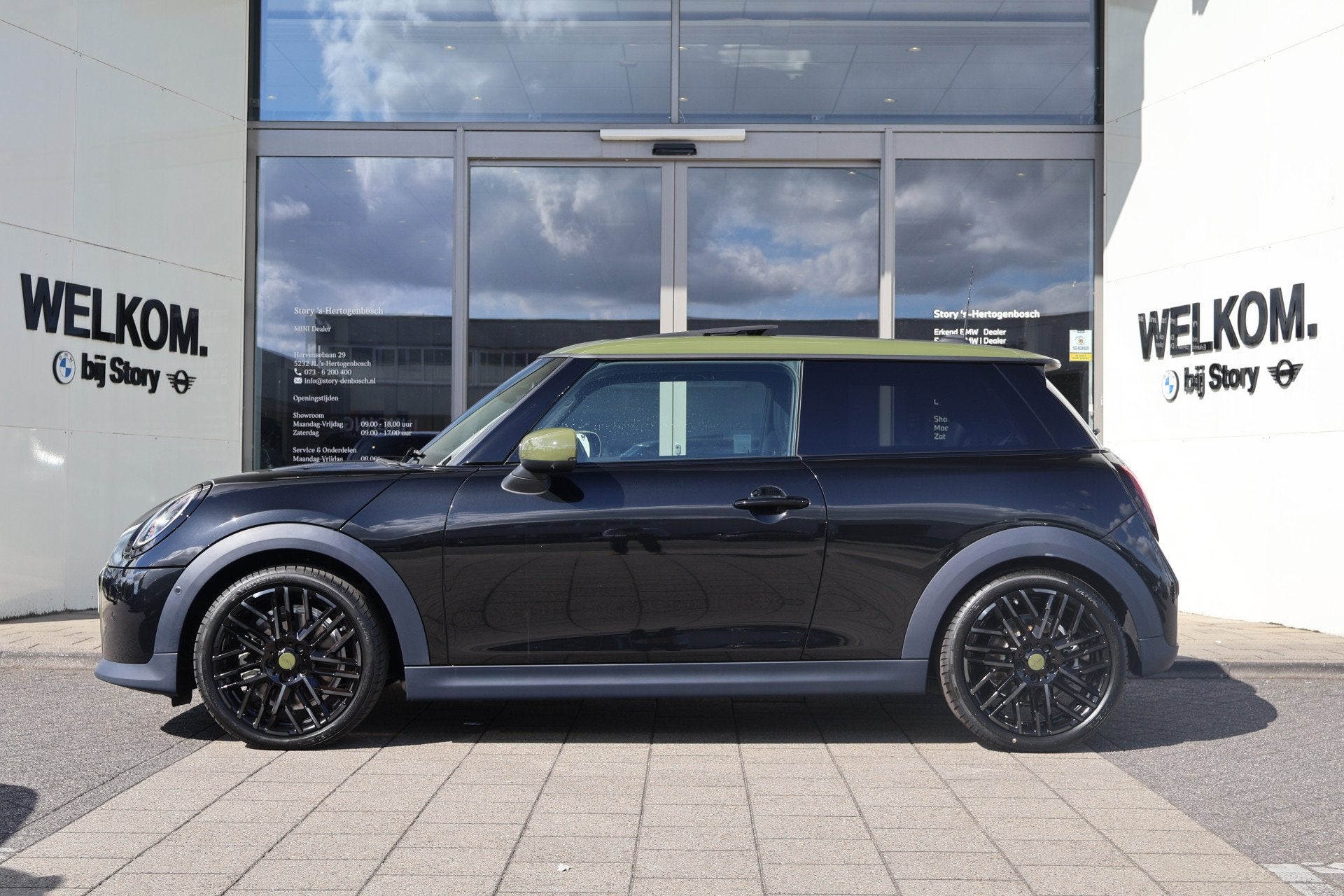 MINI Hatchback Cooper C Automaat / Panoramadak / JCW Sportst, Auto's, Mini, Dealer onderhouden, 156 pk, 4 stoelen, Leder en Stof