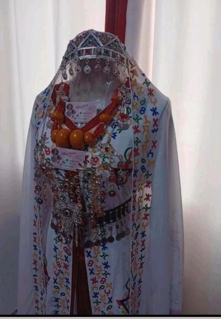 Traditionele Amazigh jurk met sieraden, Kleding | Dames, Jurken, Zo goed als nieuw, Maat 38/40 (M), Wit, Onder de knie, Ophalen of Verzenden