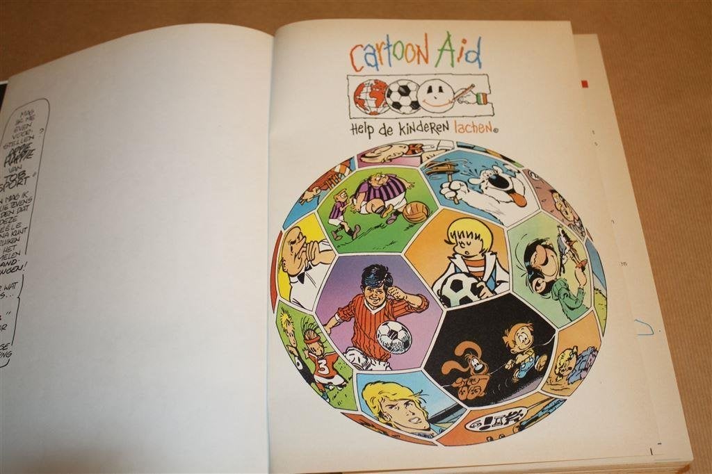 Cartoon Aid. Voerbalverhalen/Strips., Boeken, Eén stripboek, Ophalen of Verzenden, Gelezen