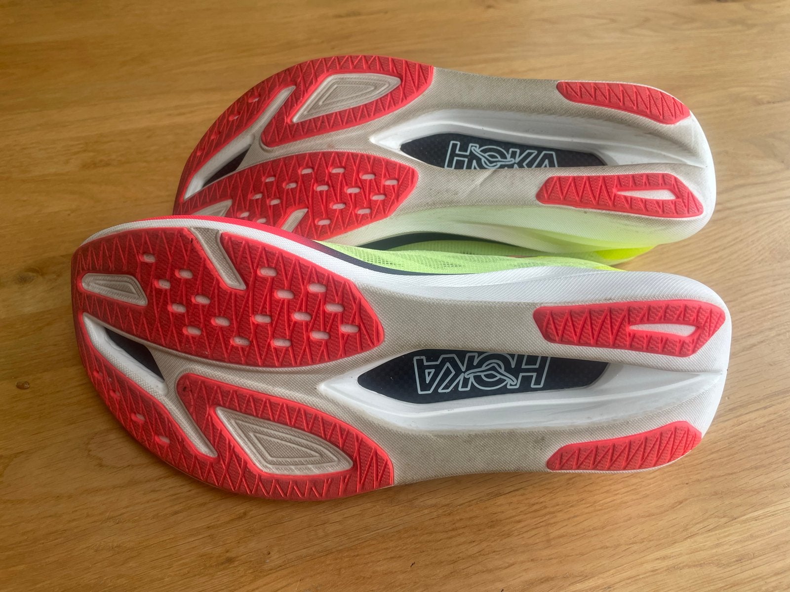 Hoka Rocket X3 - Carbonplaat - Maat 44 - Zo goed als nieuw, Sport en Fitness, Loopsport en Atletiek, Hardloopschoenen, Zo goed als nieuw