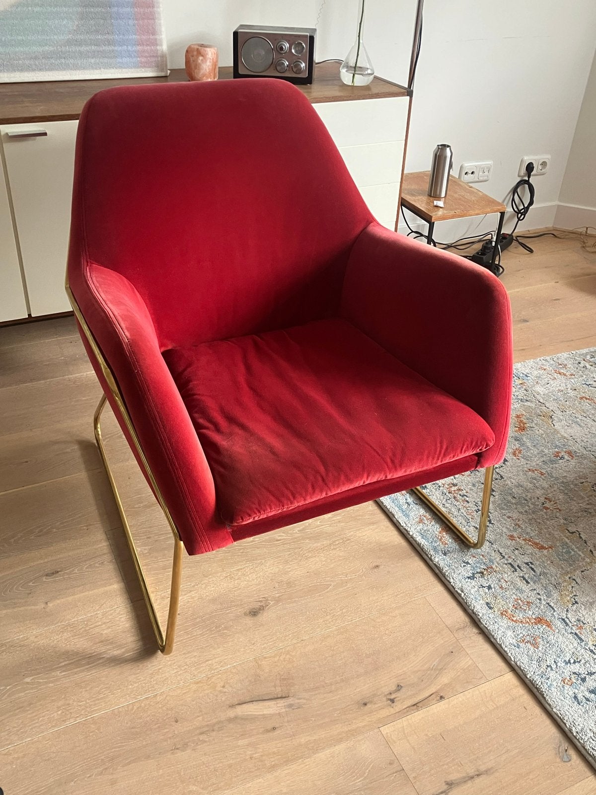 Stijlvolle rode fluwelen fauteuil met gouden onderstel, Ophalen of Verzenden, Zo goed als nieuw, Rood, Eén