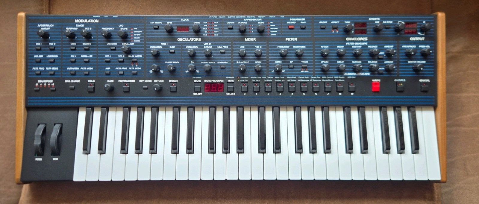 Sequential OB-6 in goede staat + extra preset banks, Muziek en Instrumenten, Ophalen of Verzenden, Zo goed als nieuw, Met midi-aansluiting