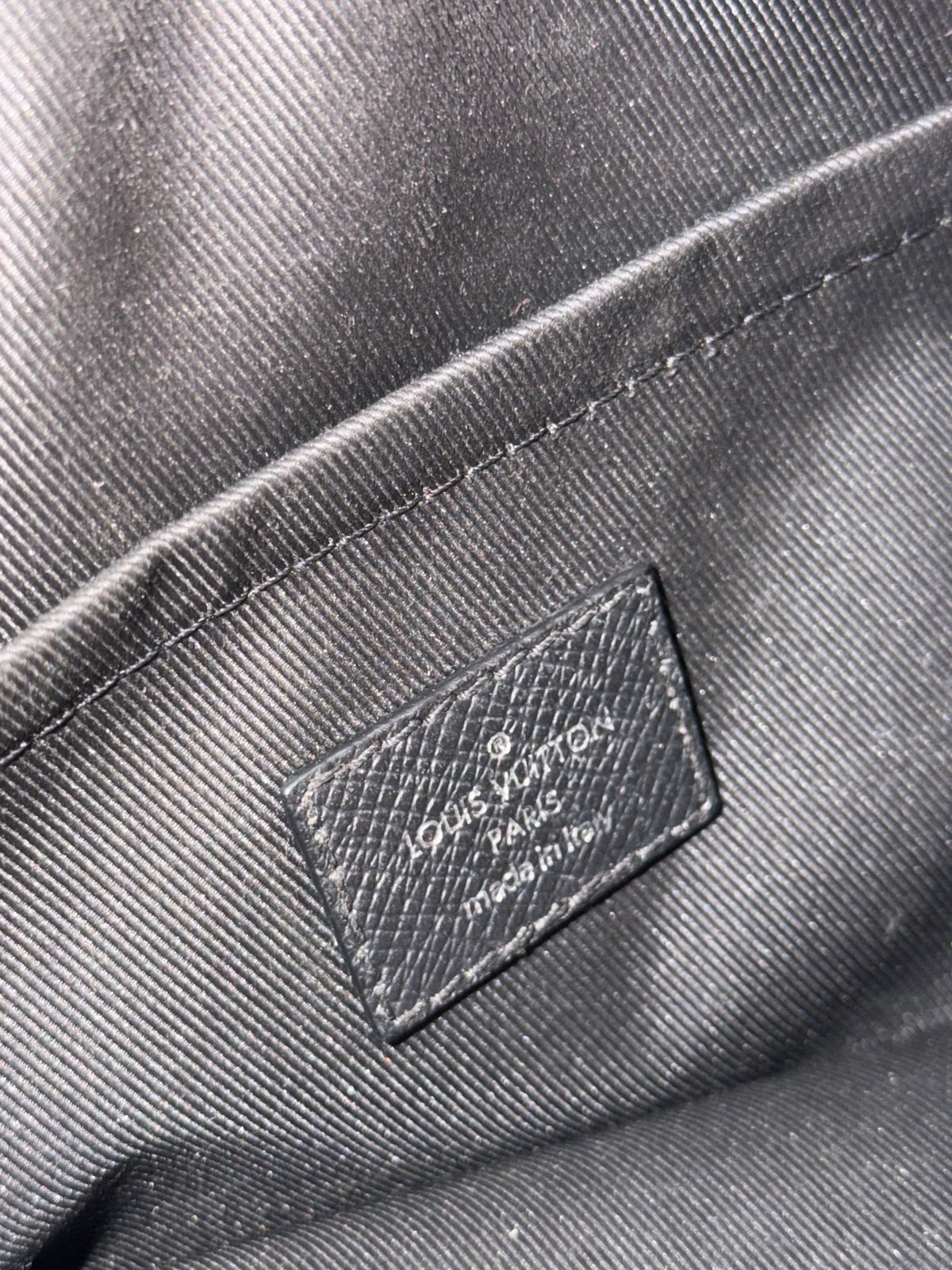 Louis Vuitton Outdoor Messenger Tas Zwart, Sieraden, Tassen en Uiterlijk, Tassen | Schoudertassen, Gebruikt, Overige merken, Zwart