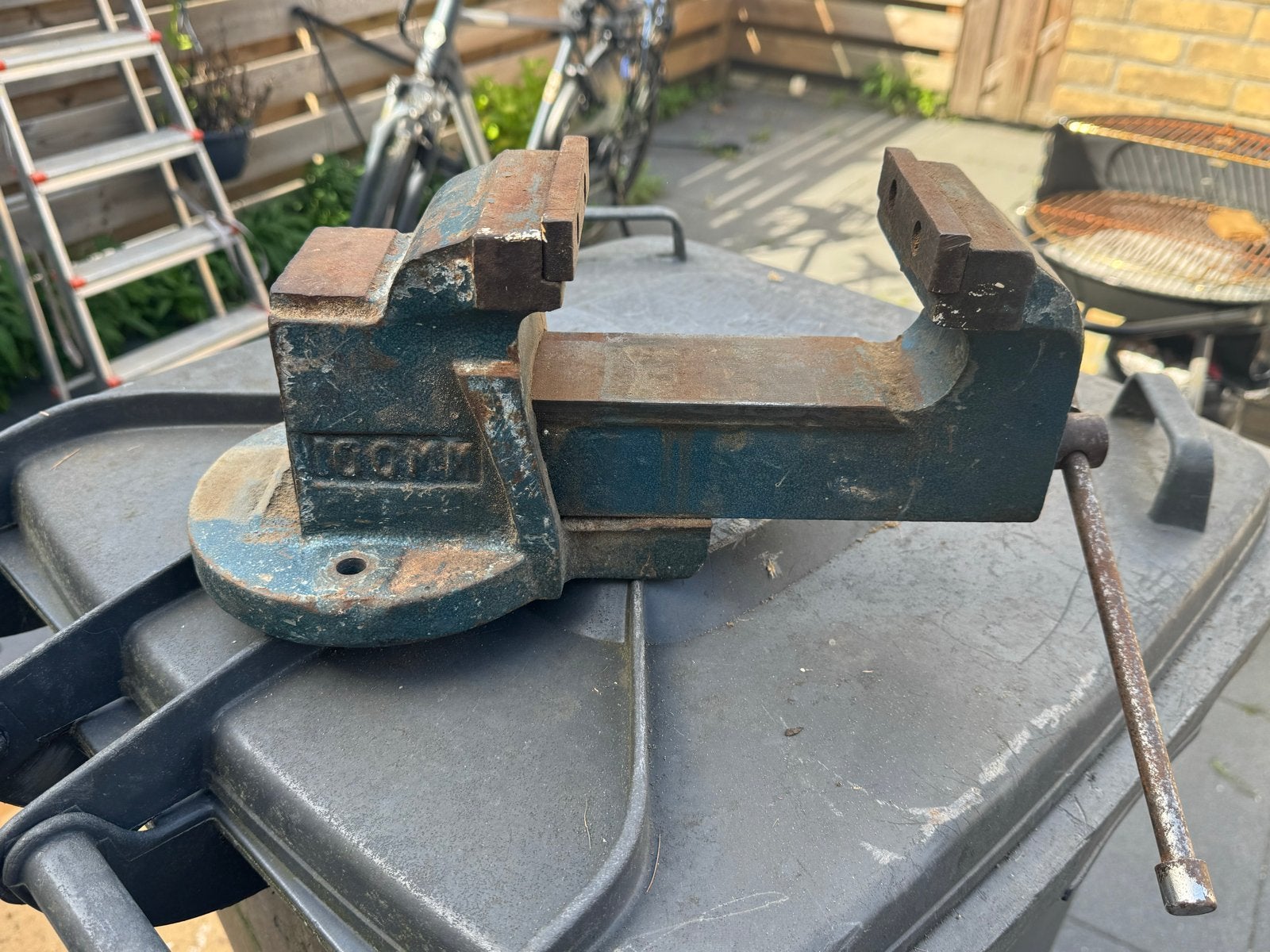 Stevige metalen bankschroef - 100MM, Doe-het-zelf en Verbouw, Gereedschap | Handgereedschap, Ophalen, Gebruikt, Bankschroef, Overige merken