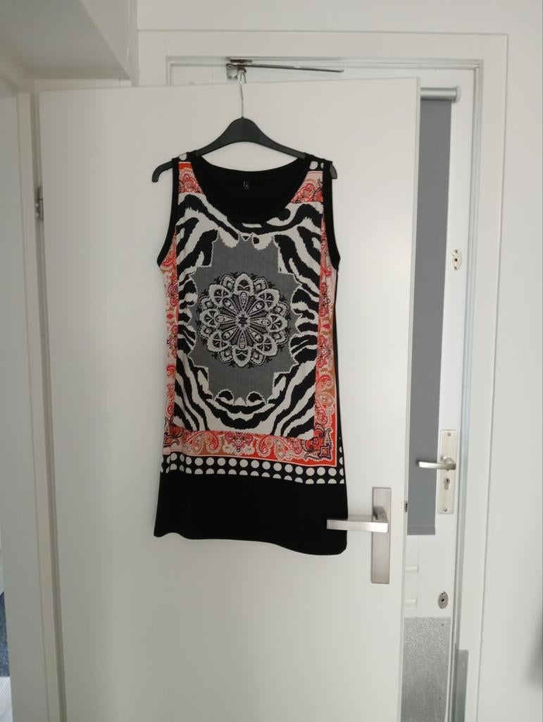 Nieuwe jurk maat M met opvallende print, Maat 38/40 (M), Zwart, Nieuw, Ophalen of Verzenden