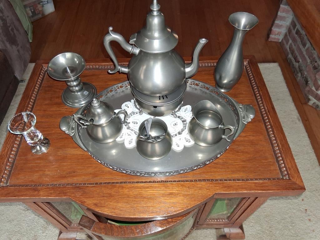 Tinnen theeservies met vaas en kandelaar, Ophalen