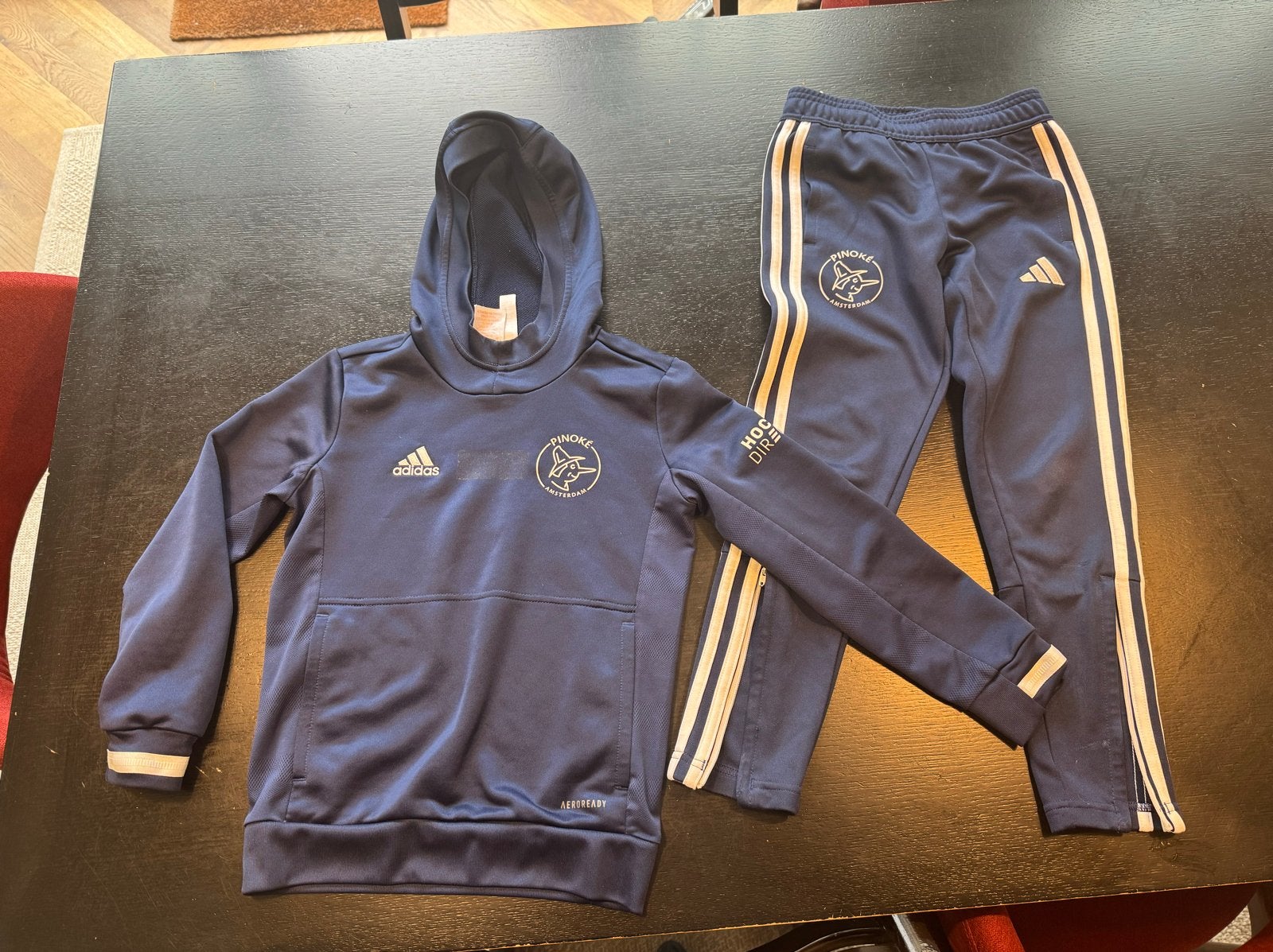 Adidas trainingspak Pinoké hockey - maat 128, Ophalen of Verzenden, Gebruikt