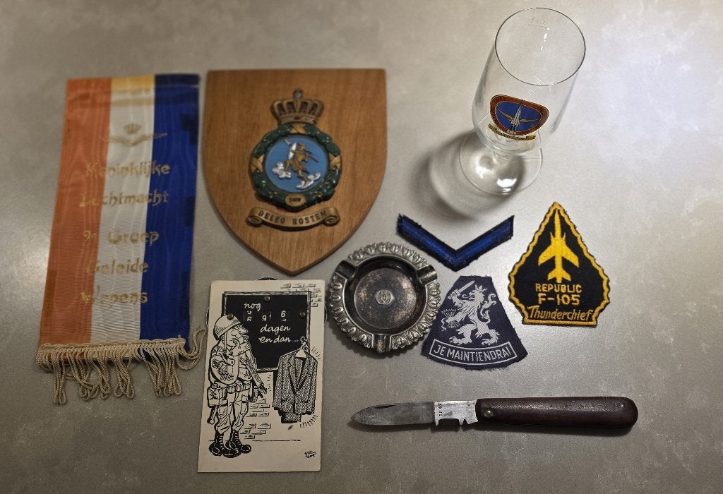 Verzameling militaire attributen (2GGW), Ophalen of Verzenden, Landmacht, Nederland, Embleem of Badge