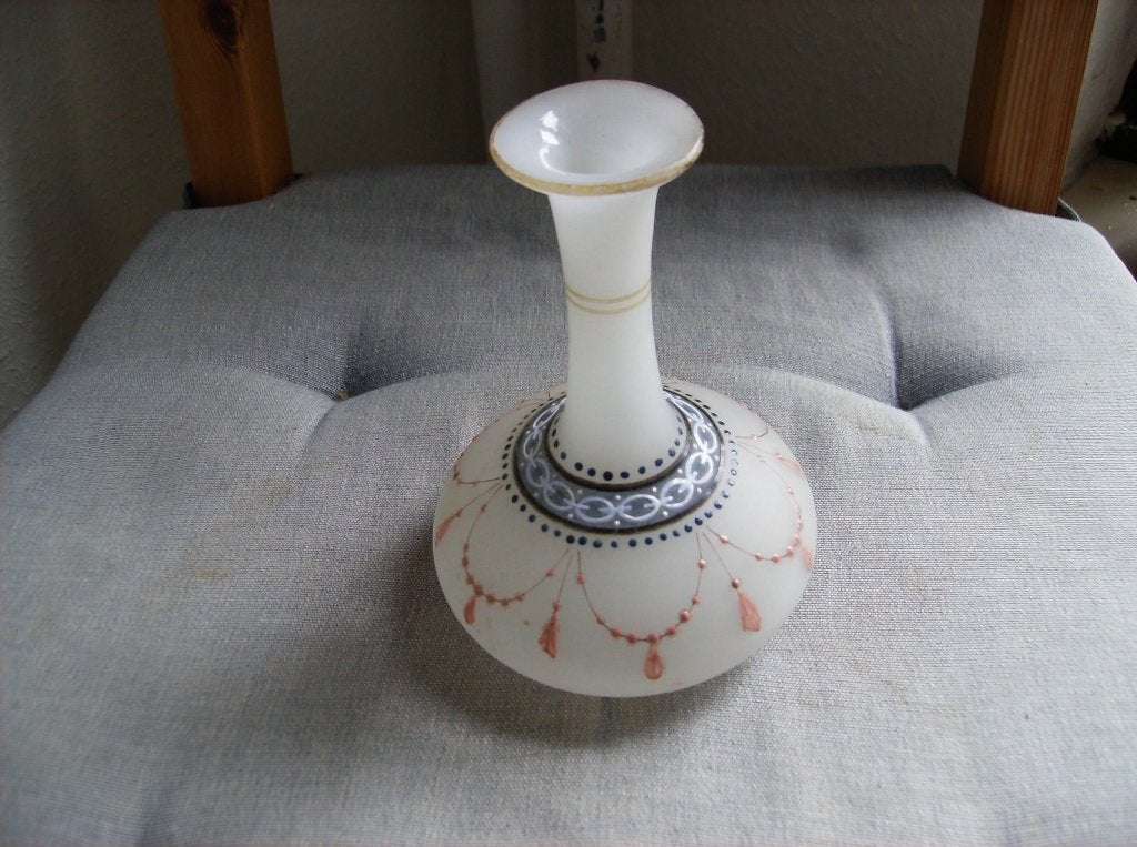 OPALINE VAASJE ,GEDECOREERD, MOND GEBLAZEN,GEMERKT, Ophalen of Verzenden