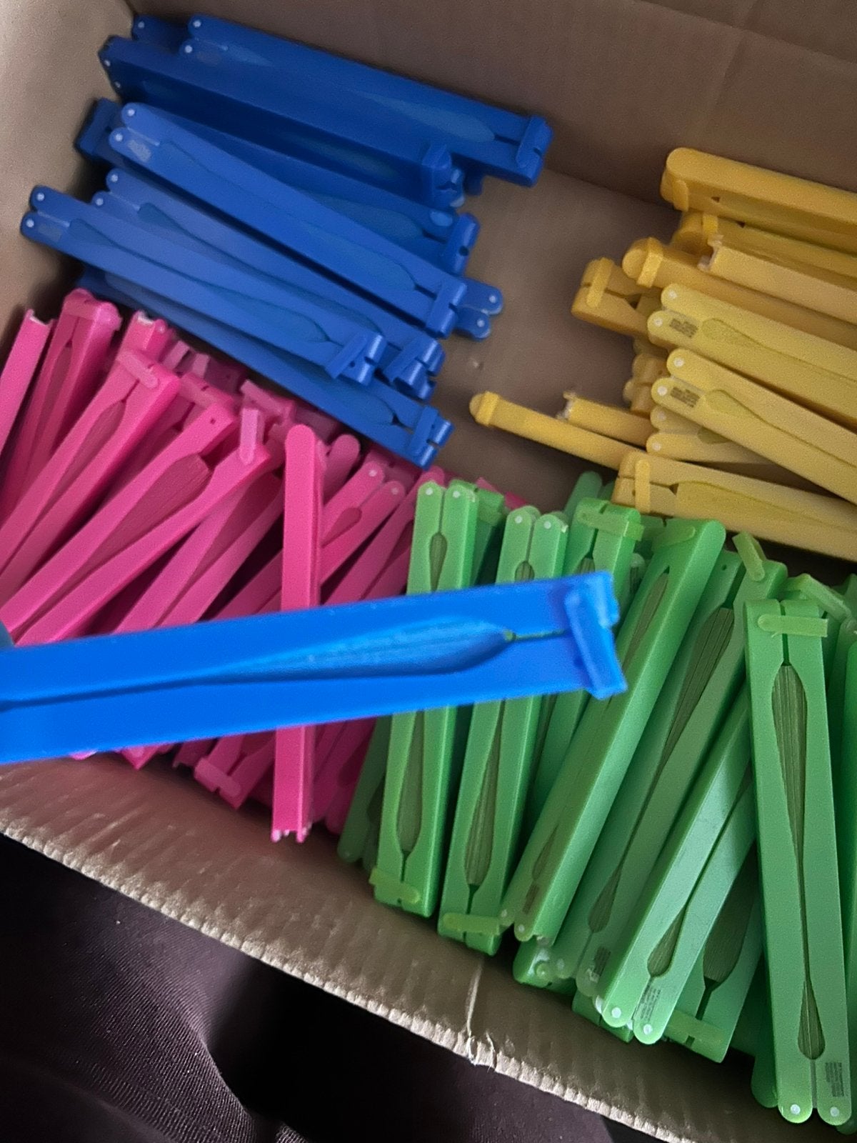 150x Waaiers compact in kleurenmix nieuw, Diversen, Rommelmarktspullen, Ophalen of Verzenden, Nieuw