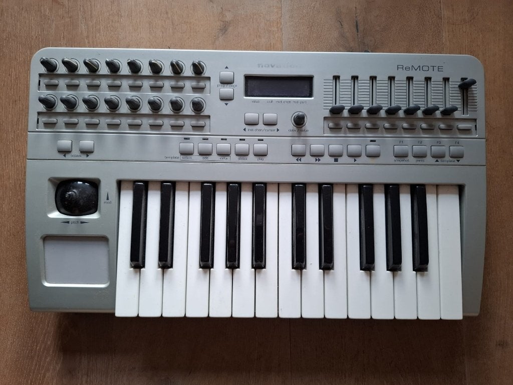 Novation Remote 25 MIDI controller/MIDI interface, Muziek en Instrumenten, Overige merken, Gebruikt, Aanslaggevoelig, Overige aantallen