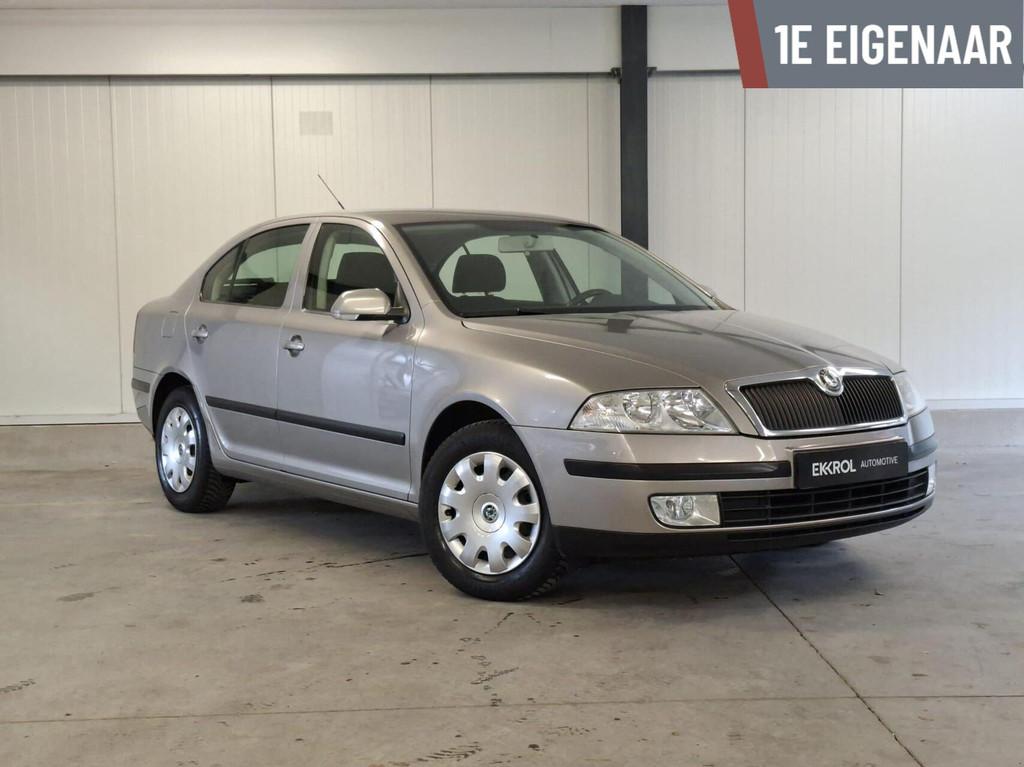 Skoda Octavia 1.6 Ambiente Automaat (1e Eig/Trekhaak/NAP), Auto's, Skoda, Gebruikt, 4 cilinders, Met garantie (alle), Beige