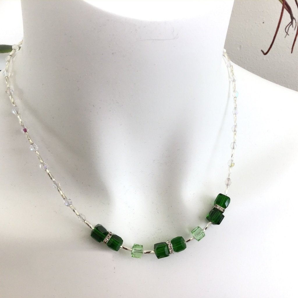 Mooie groene ketting cubeskralen en kristal, Sieraden, Tassen en Uiterlijk, Verzenden, Nieuw, Verstelbaar, Steen of Mineraal