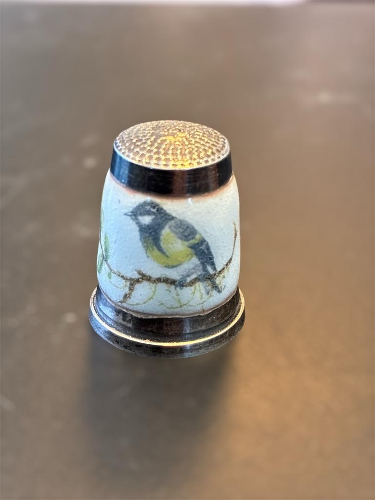 Zilveren vingerhoedje met vogeldecoratie, Verzamelen, Vingerhoedjes, Gebruikt, Nederland, Zilver, Ophalen of Verzenden