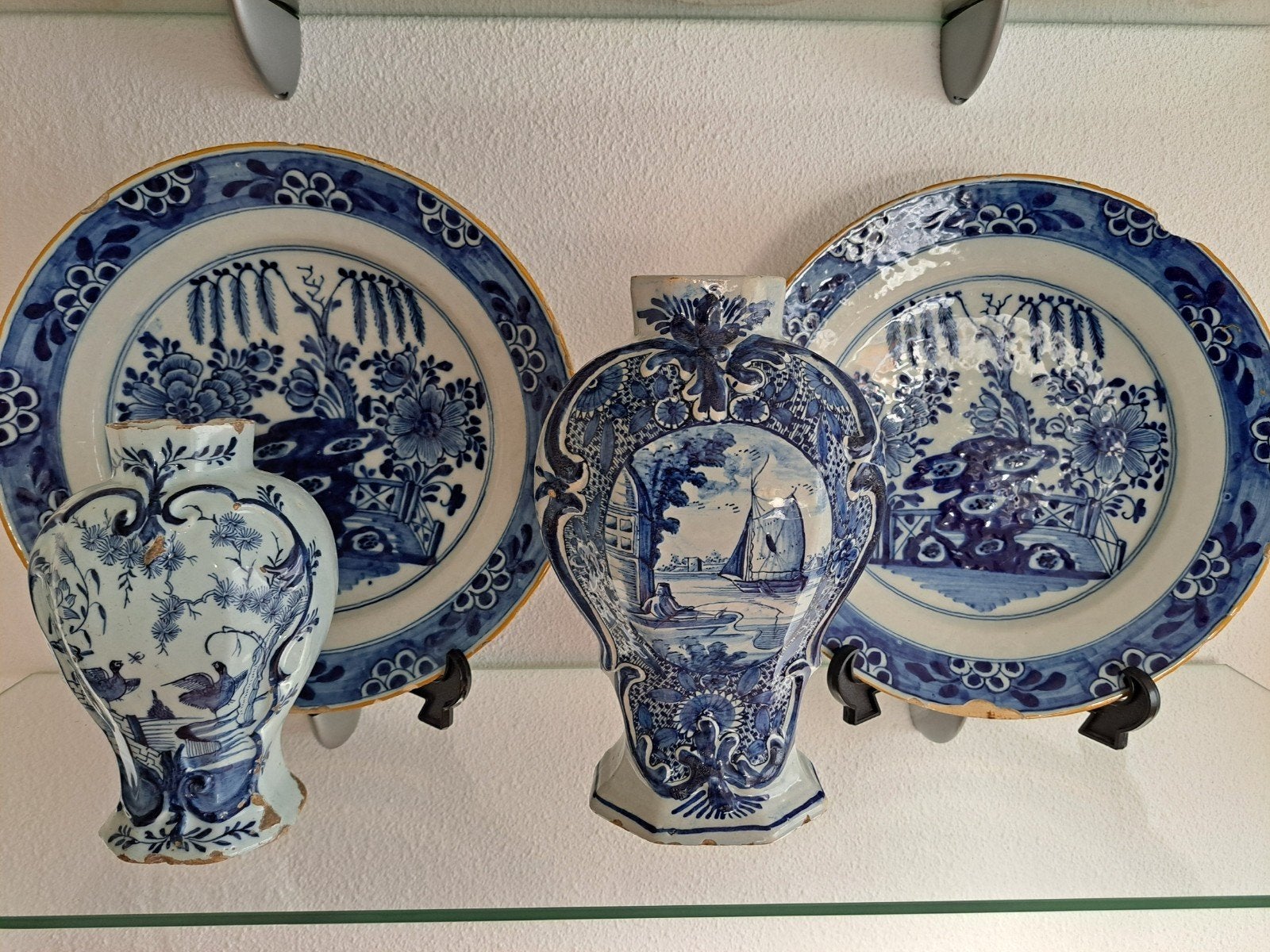 lot 18e eeuw Delfts aardewerk. 2 borden 30cm. 2 vazen gemerk, Antiek en Kunst, Ophalen of Verzenden