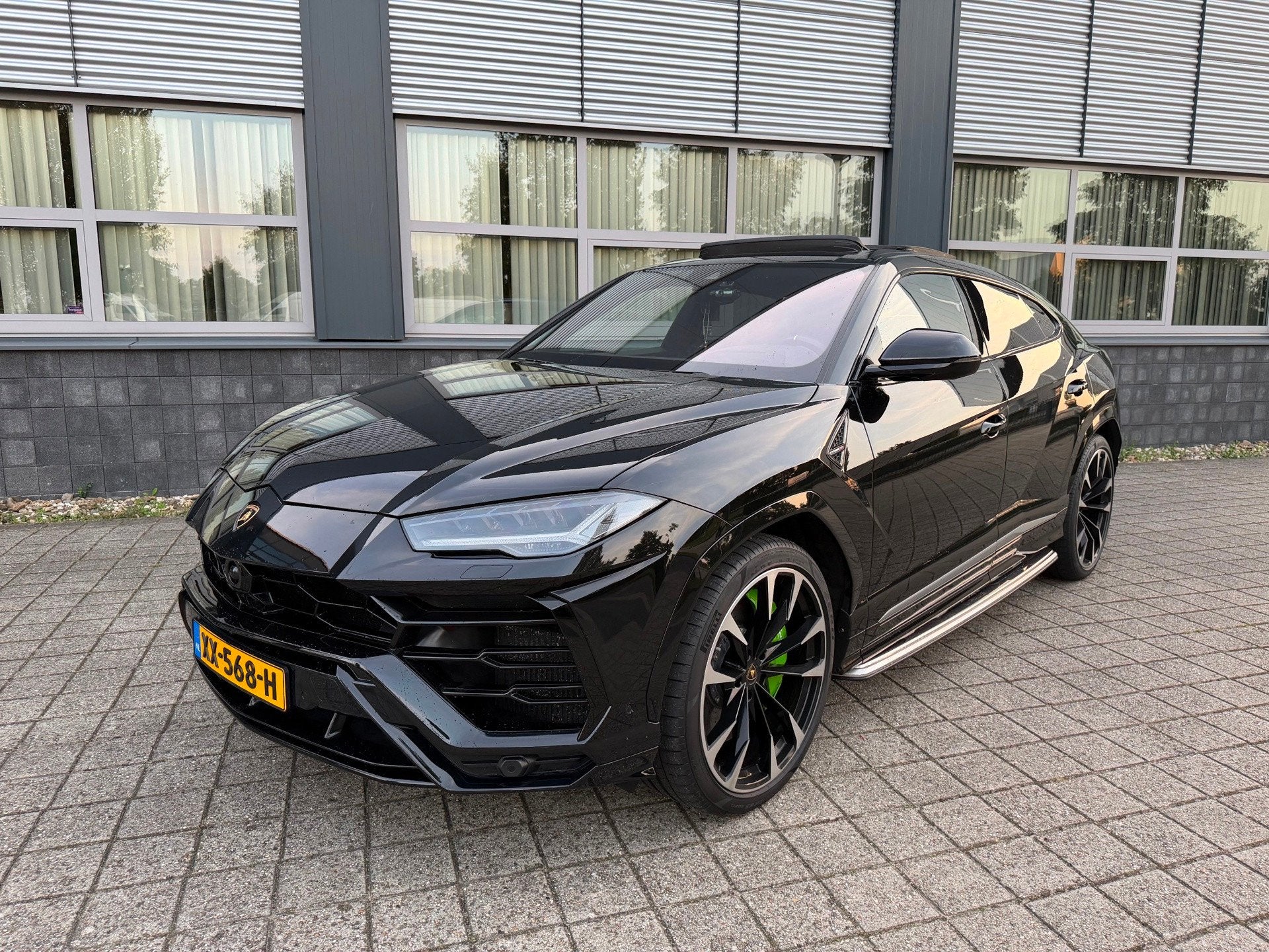 Lamborghini Urus 4.0 V8 Capristo Keramisch Pano NAP NL Auto, Auto's, Automaat, Urus, Gebruikt, 4 stoelen
