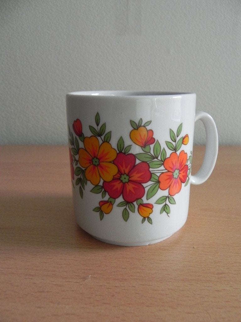 mok oranje bloemen vintage made in West Germany, Huis en Inrichting, Keuken | Servies, Ophalen, Gebruikt, Overige stijlen, Kop(pen) en/of Schotel(s)