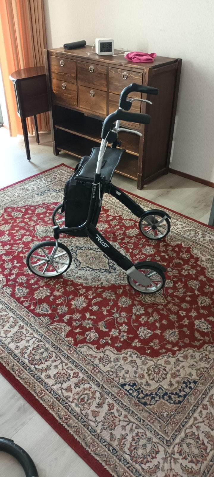 Rollator zwart, merk Trust, Diversen, Ophalen